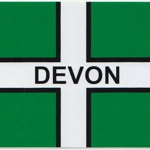 Può includere: Una bandiera verde e bianca con una croce nera e la parola "DEVON" in lettere nere.