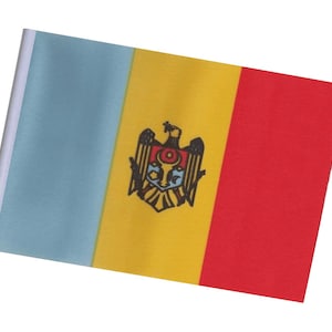 Può includere: Una piccola bandiera della Moldavia, con un design tricolore verticale di azzurro, giallo e rosso. La sezione gialla mostra lo stemma moldavo, un'aquila dorata che tiene uno scudo. La bandiera è montata su un bastone bianco.