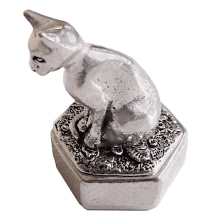 Chat Miniature Qui Fait Sa Toilette - Les Etains Français