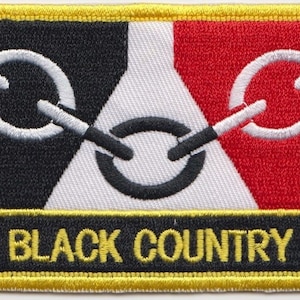 Puede incluir: Parche bordado en blanco y negro con tres anillos enlazados en el centro. El parche tiene un fondo rojo y blanco con las palabras "BLACK COUNTRY" en letras amarillas.