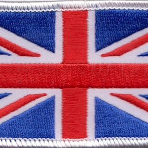 Peut inclure: Un patch blanc avec un drapeau britannique brodé en rouge, blanc et bleu.