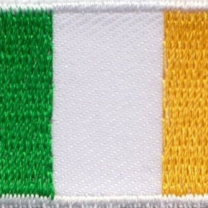 Op de afbeelding: Een geborduurde patch in groen, wit en oranje met de kleuren verticaal gerangschikt. De patch is rechthoekig en heeft een witte rand.