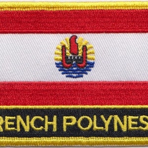 Pode incluir: Um remendo bordado em amarelo, vermelho e branco com o texto "FRENCH POLYNESIA" em letras pretas sobre fundo preto. O remendo apresenta a bandeira da Polinésia Francesa.