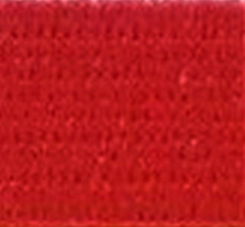 Pu&ograve; includere: Un campione di tessuto rosso pieno. Il tessuto ha una superficie leggermente strutturata.