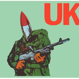Pode incluir: Bandeira com as palavras "warhead" e "UK SUBS" em preto e verde, respetivamente, sobre um fundo verde claro. No centro, uma figura camuflada com uma cabeça em forma de foguete e segurando uma metralhadora. A palavra "UK" é vermelha.