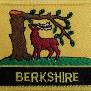 Può includere: Toppa ricamata gialla con un albero marrone, un cervo rosso e erba verde. Il testo "BERKSHIRE" è ricamato in giallo su sfondo nero.