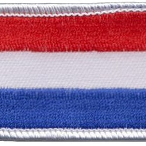 Op de afbeelding: Een rood, wit en blauw stoffen patch met een witte rand. De patch is een afbeelding van de Nederlandse vlag.