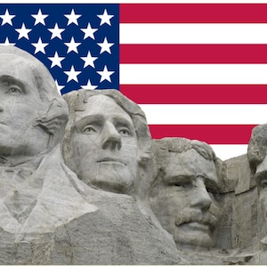 Puede incluir: Un primer plano del Monte Rushmore, un monumento nacional en los Estados Unidos, que presenta las caras talladas de cuatro presidentes estadounidenses: George Washington, Thomas Jefferson, Theodore Roosevelt y Abraham Lincoln. El monumento se encuentra sobre un fondo de la bandera estadounidense.