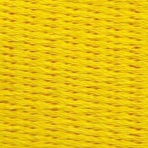 Puede incluir: Tela amarilla con textura tejida. La tela tiene un patr&oacute;n ligeramente elevado.