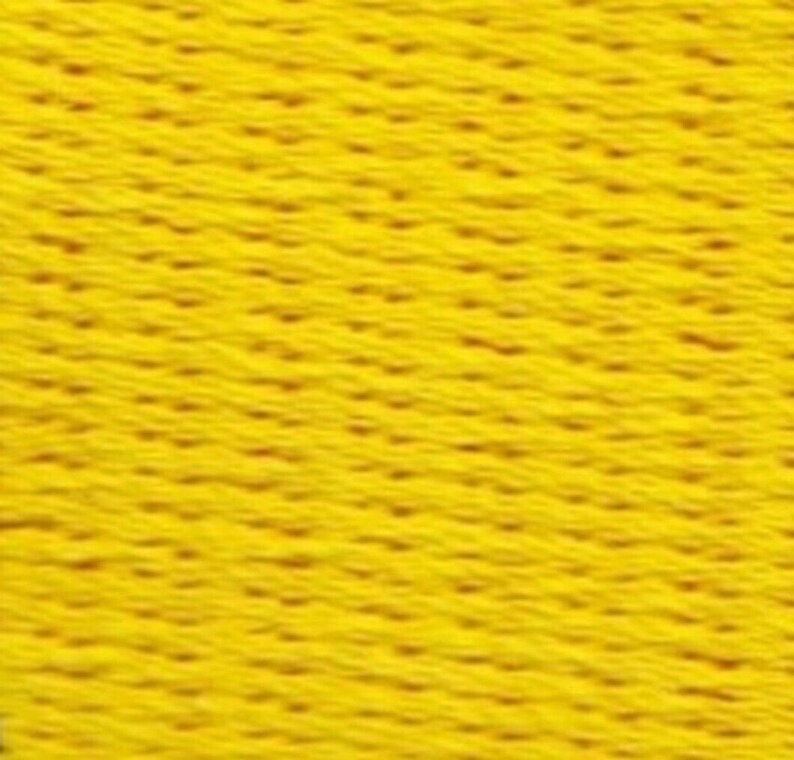 Puede incluir: Tela amarilla con textura tejida. La tela tiene un patr&oacute;n ligeramente elevado.