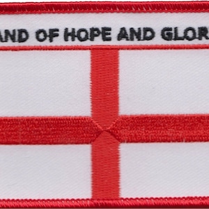 Könnte beinhalten: Ein gestickter Aufnäher in Rot, Weiß und Blau mit dem Text "LAND OF HOPE AND GLORY". Der Aufnäher hat einen weißen Hintergrund mit einem roten Kreuz in der Mitte.