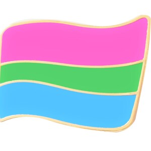 以下が含まれることがあります： ポリアモリープライドフラッグのピンバッジ。デザインは、ピンク、緑、青の3つの水平ストライプと、金色の縁取りが特徴です。バッジは、はためく旗を様式化した表現です。