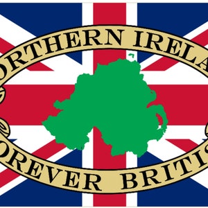 Puede incluir: Un contorno verde de Irlanda del Norte en una bandera de la Union Jack con el texto "Northern Ireland Forever British" en un rollo dorado.