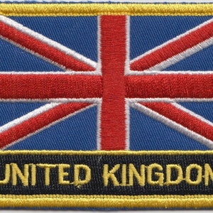 Puede incluir: Un parche bordado con la bandera del Reino Unido en azul, rojo y blanco, con un borde amarillo y el texto "UNITED KINGDOM" en letras amarillas sobre un fondo negro.