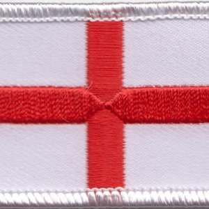 Op de afbeelding: Een witte geborduurde patch met een rood kruis, dat de vlag van Engeland voorstelt.