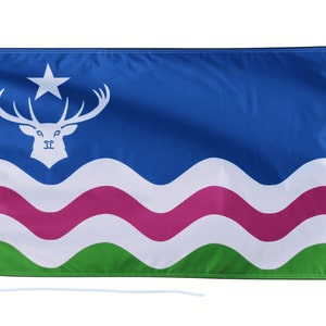 Peut inclure: Un drapeau bleu avec une tête de cerf blanche avec des bois et une étoile blanche au-dessus. Il y a trois lignes ondulées sous le cerf, une rose, une blanche et une verte.