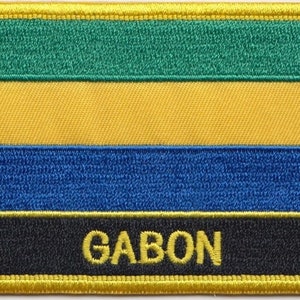 Könnte beinhalten: Ein gestickter Aufnäher in den Farben Grün, Gelb, Blau und Schwarz mit dem Schriftzug "GABON" in gelben Buchstaben.