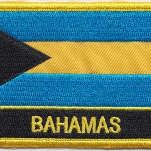 Op de afbeelding: Een geborduurde patch met de vlag van de Bahama's, met het woord "BAHAMAS" in gele letters.