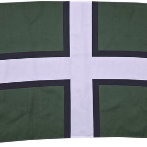 Peut inclure: Un drapeau vert avec une croix blanche et des bordures noires. La croix est centrée sur le drapeau et s'étend jusqu'aux bords.