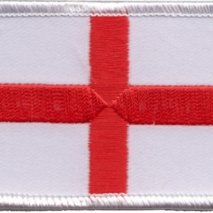 Könnte beinhalten: Ein weißer gestickter Aufnäher mit einem roten Kreuz, das die Flagge Englands darstellt.