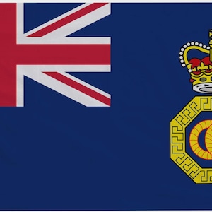 Peut inclure: Un drapeau bleu avec l'Union Jack dans le coin supérieur gauche. Le côté droit présente un emblème doré avec une couronne et les lettres "CG". Ce drapeau représente probablement un gouvernement ou une organisation.