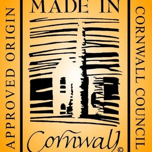 Puede incluir: Un sello amarillo y negro con el texto "MADE IN CORNWALL COUNCIL APPROVED ORIGIN" y una imagen estilizada de una casa con la palabra "Cornwall" debajo.