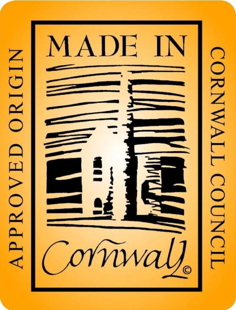 Puede incluir: Un sello amarillo y negro con el texto "MADE IN CORNWALL COUNCIL APPROVED ORIGIN" y una imagen estilizada de una casa con la palabra "Cornwall" debajo.