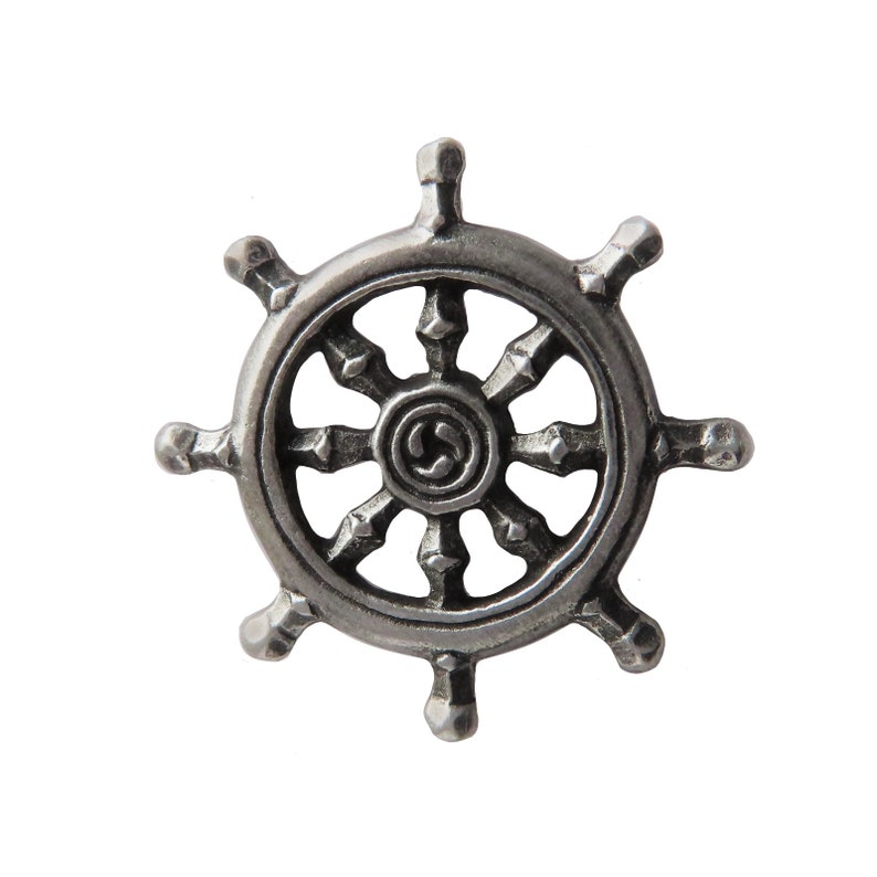 Pu&ograve; includere: Una ruota in metallo argentato con otto raggi e un design centrale. La ruota &egrave; un pezzo decorativo con un design tradizionale.