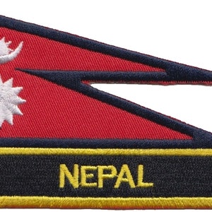 Könnte beinhalten: Ein gestickter Aufnäher mit der Flagge Nepals, mit rotem Hintergrund, weißen Symbolen und einem blauen Rand. Das Wort "NEPAL" ist in gelben Buchstaben gestickt.