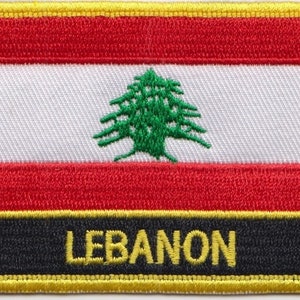 Può includere: Toppa ricamata con la bandiera del Libano. La bandiera è rossa, bianca e verde con un cedro al centro. Le parole "LIBANO" sono ricamate in giallo su sfondo nero.