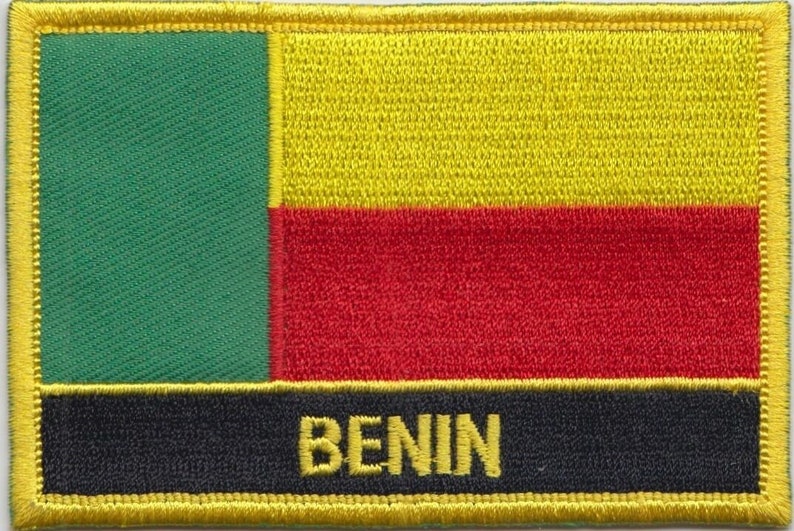 Pu&ograve; includere: Una toppa ricamata con i colori della bandiera del Benin: verde, giallo e rosso. La parola "BENIN" &egrave; ricamata in giallo su uno sfondo nero.