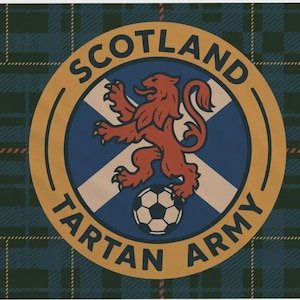Puede incluir: Bandera rectangular con un patrón de tartán en tonos azules, verdes y marrones. El centro muestra un emblema circular con las palabras "SCOTLAND TARTAN ARMY". Dentro, un león rojo y un balón de fútbol.