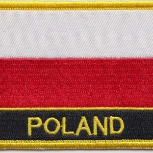 Könnte beinhalten: Gestickter Aufnäher mit dem Design der polnischen Flagge. Oben weiß, in der Mitte rot und unten ein schwarzer Streifen mit dem gelben Schriftzug "POLAND". Der Aufnäher hat einen gelben Rand.