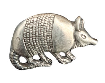 Armadillo Pewter Pin Badge - Fabriqué à la main au Royaume-Uni