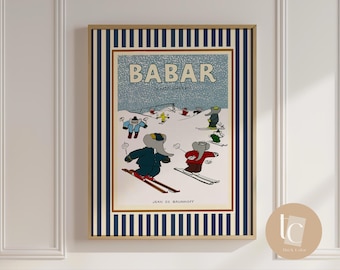 Puede incluir: Una lámina enmarcada con el texto BABAR le petit éléphant y JEAN DE BRUNHOFF. La ilustración muestra elefantes grises esquiando en una ladera nevada, rodeada por un borde de rayas verticales de color azul marino y blanco.