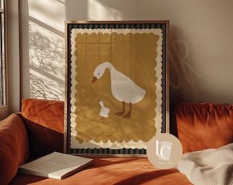 Puede incluir: Una impresión artística enmarcada con una ilustración estilizada de un ganso y un ganso. La obra de arte tiene una paleta de colores cálidos con un fondo amarillo mostaza y un borde festoneado. Los gansos son blancos con patas marrones.
