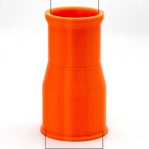 Op de afbeelding: Oranje kunststof reducer fitting met een binnendiameter (ID) van 1,42" aan de bovenkant en een ID van 1,75" aan de onderkant.