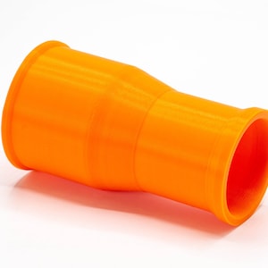 Op de afbeelding: Oranje kunststof reducer fitting voor het verbinden van buizen met verschillende diameters.