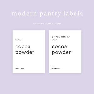 Peut inclure: Deux étiquettes blanches avec du texte noir qui dit "cocoa powder" et "BAKING". L'étiquette de droite comprend également le texte "G + C'S KITCHEN".
