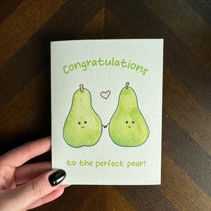 Felicitaciones a la pera perfecta - Compromiso lindo - Él y él - Novias - Tarjeta de felicitación divertida - Tamaño A2 - Felicitaciones - Juegos de palabras