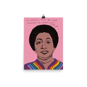 Może przedstawiać: Różowe tło z czarno-białą ilustracją Audre Lorde, czarnej kobiety o krótkich włosach, ubranej w tęczową, paskowaną koszulę. Cytat "Narzędzia mistrza nigdy nie zburzą domu mistrza." jest napisany czarnym atramentem nad ilustracją. Cytat przypisuje się Audre Lorde.