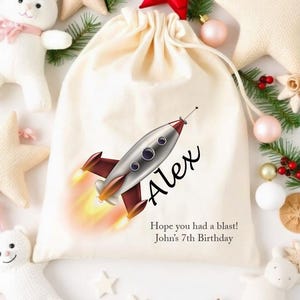 子供用パーソナライズロケットギフトバッグ - カスタムスペースバースデーサック - 名前入りパーティー記念品バッグ - ロケット巾着バッグ - 男の子の誕生日プレゼント