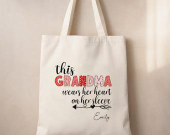 Gepersonaliseerde draagtas oma – deze oma draagt haar hart op haar mouw – aangepaste kleinkinderen naamcadeau voor oma, mimi en oma