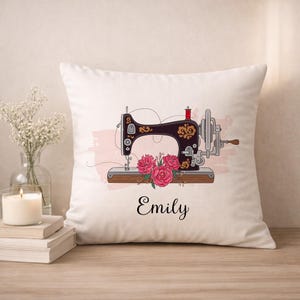 Personlig sömnadskudde, kudde med namn och vintage symaskin, sömmerskapresent, syrumsinredning, blommig present till sömnadsälskare