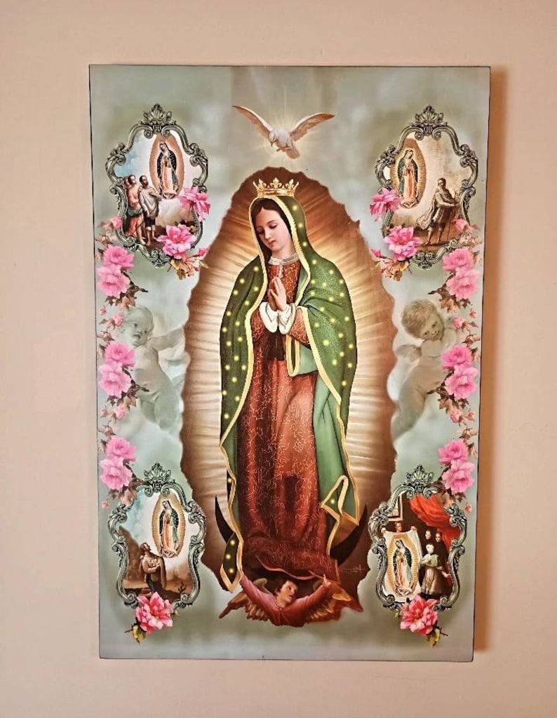 Peut inclure: Une &oelig;uvre d'art religieuse repr&eacute;sentant une figure en robe verte et rouge, orn&eacute;e d'une couronne, entour&eacute;e de cadres orn&eacute;s de fleurs roses et de ch&eacute;rubins. Une colombe blanche est au-dessus.