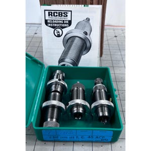 Pode incluir: Um conjunto de matrizes de recarga com instruções RCBS Precisioneered. O conjunto inclui quatro matrizes metálicas em uma caixa de plástico verde. O texto na caixa diz "4 DIE CARD SET T. C. 45 ACP RN".