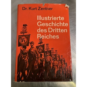Puede incluir: Un libro antiguo titulado "Illustrierte Geschichte des Dritten Reiches" del Dr. Kurt Zentner. La portada es naranja con texto blanco y una ilustración en blanco y negro de soldados y banderas marchando.