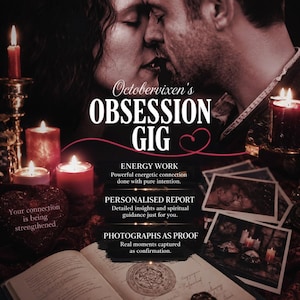Puede incluir: Un gráfico promocional de tonos oscuros que muestra a una pareja en un abrazo íntimo rodeada de velas rojas encendidas, un adorno en forma de corazón con el texto 'Your connection is being strengthened' y un libro abierto con un símbolo circular.