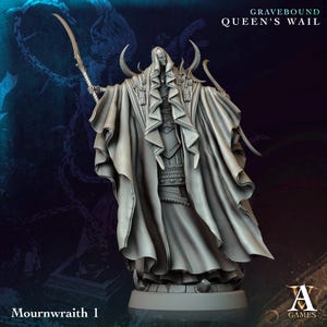 Könnte beinhalten: Eine grau bemalte Miniaturfigur einer skelettartigen Gestalt, die eine lange Robe trägt und eine gebogene Klinge hält. Die Figur steht auf einem runden Sockel. Der Text "GRAVEBOUND QUEEN'S WAIL" und "Mournwraith 1" ist auf dem Bild zu sehen.