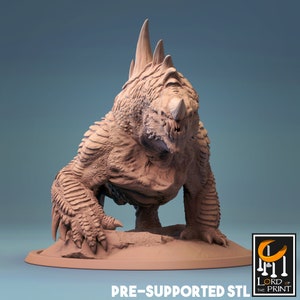 Puede incluir: Una miniatura impresa en 3D de una criatura monstruosa con una espalda espinosa, garras afiladas y un gran cuerno. La criatura está en posición de cuclillas, lista para atacar. La miniatura está impresa en color marrón claro y está pre-soportada para una impresión fácil.